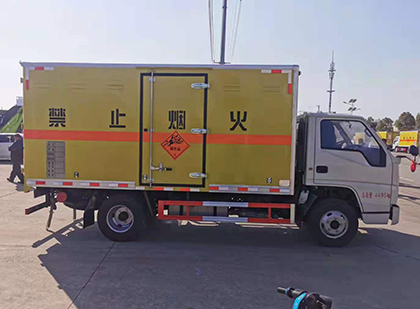 天涯镇爆破器材运输车技术升级与安全合规新趋势